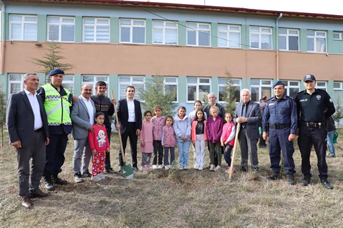 İlçemizde Fidan Dikim Etkinliği Düzenlendi.